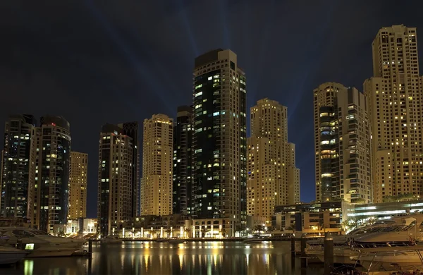 Stadtbild in der Nacht. panoramische Szene, Dubai. — Stockfoto