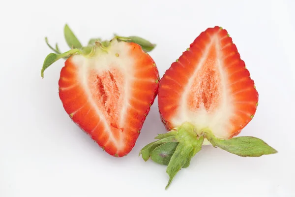 Färska jordgubbar på den vita bakgrunden — Stockfoto