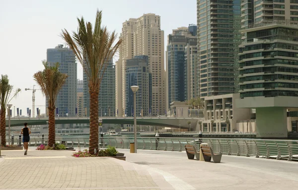 在夏天的城市景观。迪拜码头. — 图库照片