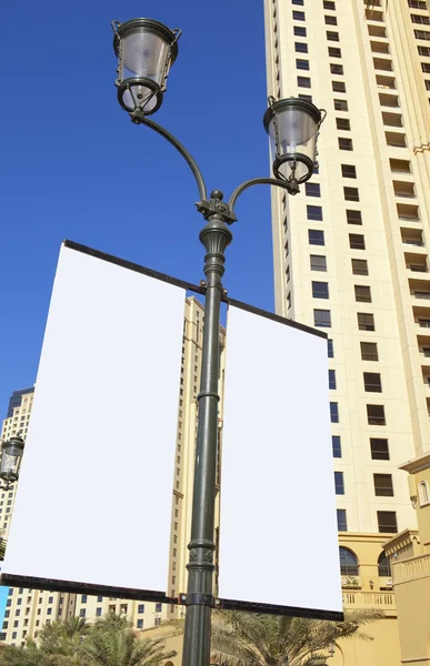 Een lege witte bord op de stad straat . — Stockfoto