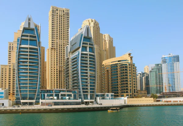Stadtbild im Sommer. panoramische Szene, Dubai. — Stockfoto