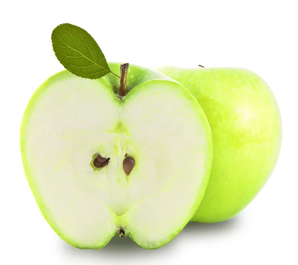 Apel hijau dan setengah apel pada latar belakang putih — Stok Foto