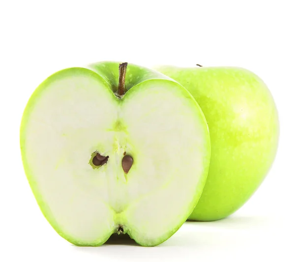 青苹果和苹果在白色背景上的一半 — 图库照片