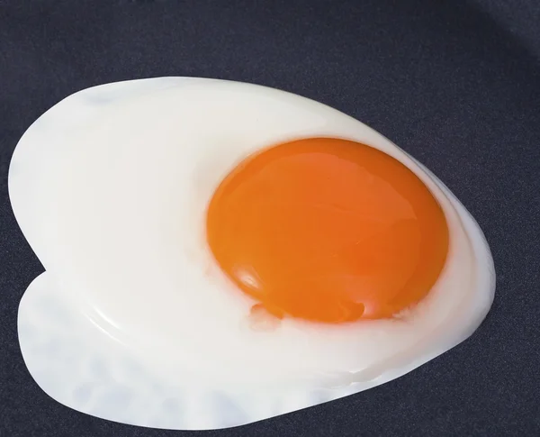 锅上的煎蛋 — 图库照片