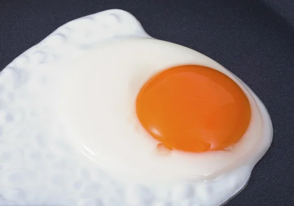锅上的煎蛋 — 图库照片