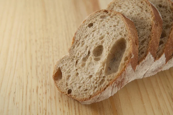 焼きたてのパンをスライスしました。 — ストック写真