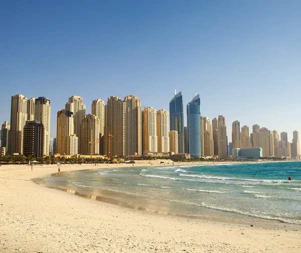 Praia no Dubai. Vista panorâmica . — Fotografia de Stock