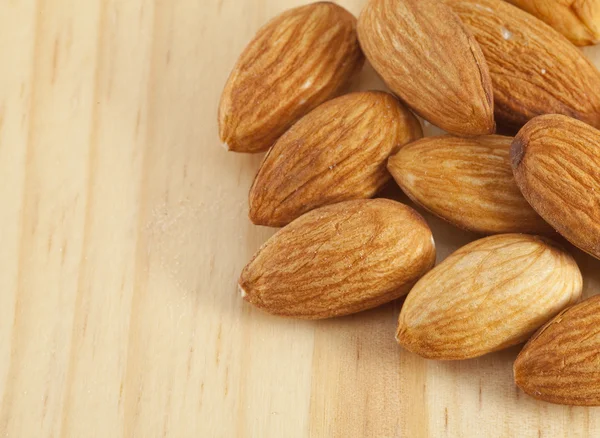 Stapel van amandelen noten — Stockfoto