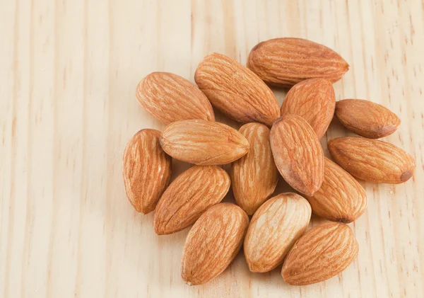 Stapel van amandelen noten — Stockfoto