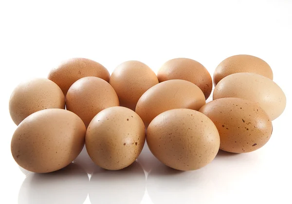 Купка коричневих яєць — стокове фото