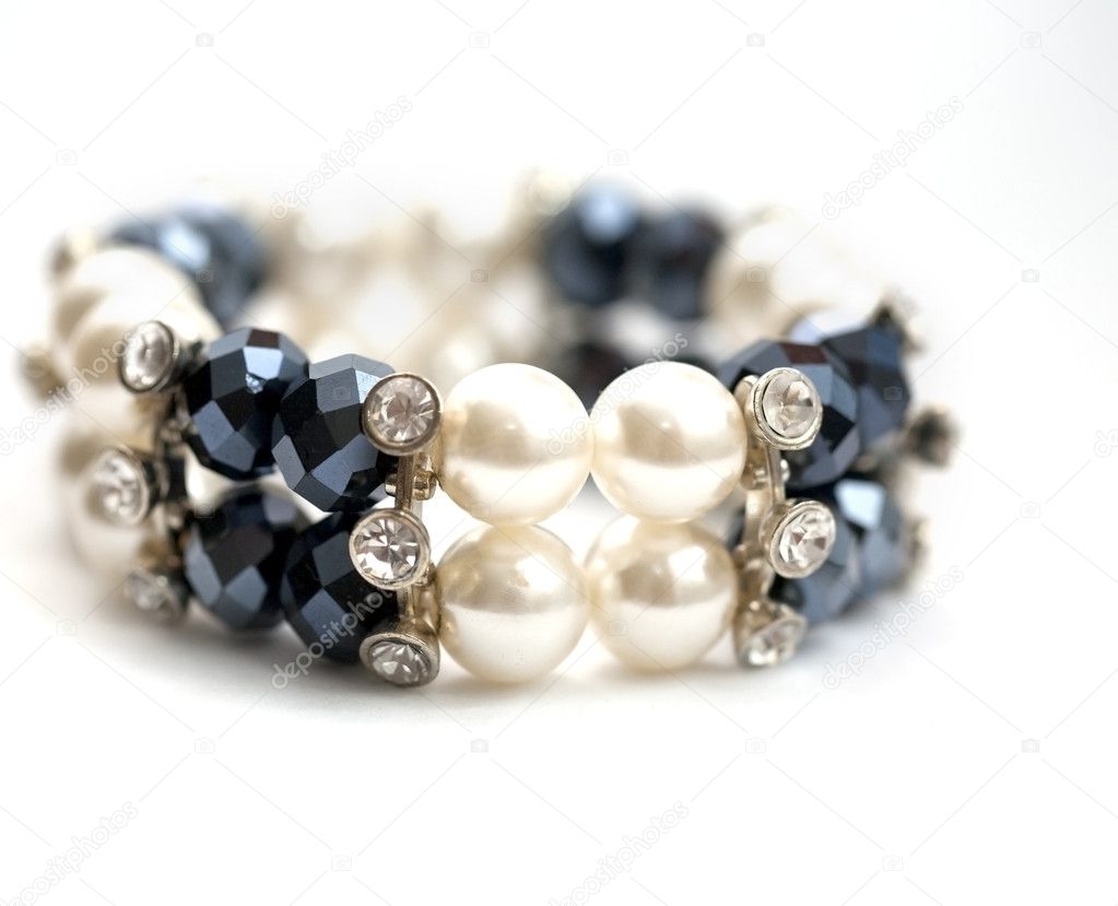 Bracelet with white pearls and blue gem