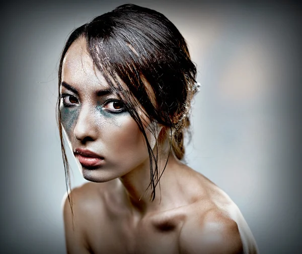 Cabeza de belleza de una mujer con maquillaje heavu — Foto de Stock