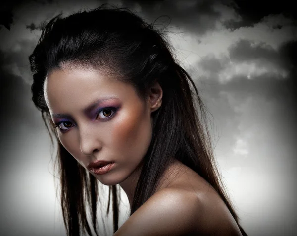 Sensuele brunette met veelkleurige make-up — Stockfoto