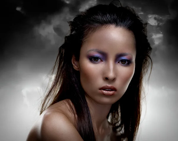 Sensuell brunett med mångfärgade makeup — Stockfoto