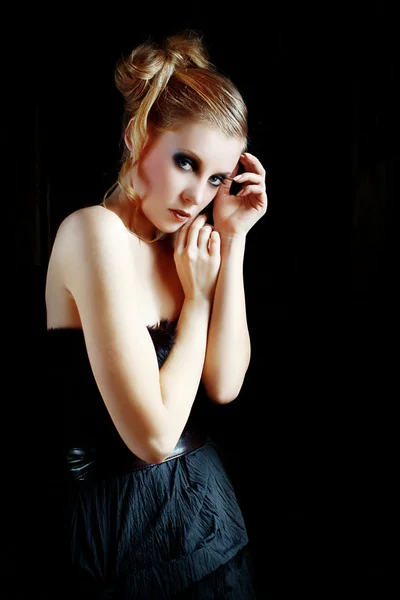 Modelo de moda con vestido negro — Foto de Stock