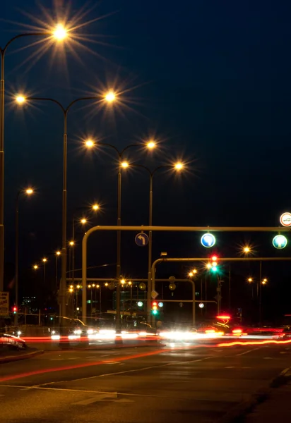 Stad Overstekende in nacht — Stockfoto