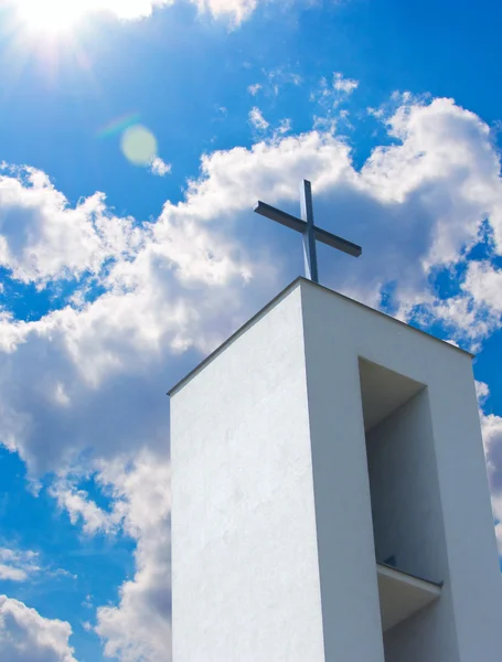 Крест на христианской церкви под голубым небом — стоковое фото