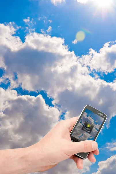 Smartphone i hand - väderprognos — Stockfoto