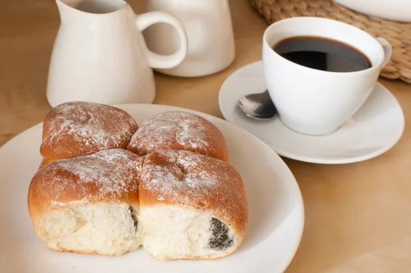인형된 케이크와 커피 — 스톡 사진