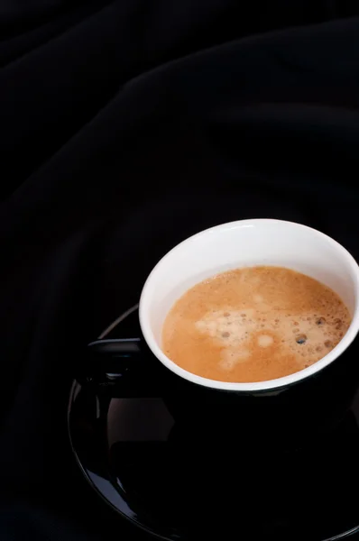 Чашка кофе на чёрном фоне — стоковое фото