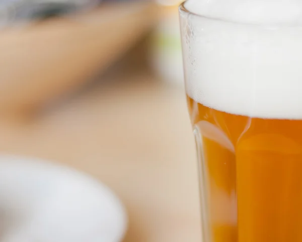 Egy pohár sör az asztalon. — Stock Fotó