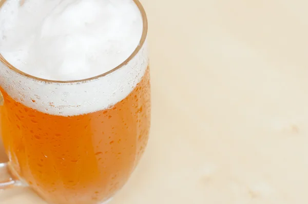 Csapolt sör az asztalon — Stock Fotó