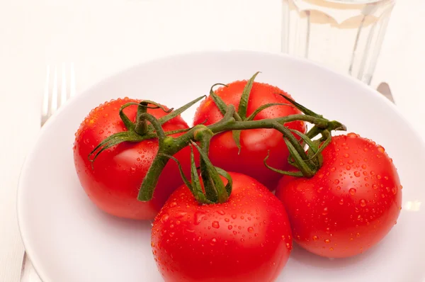 Диета - помидоры на тарелке — стоковое фото