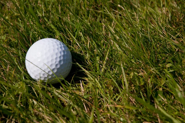 Golfball in rauen — Stockfoto
