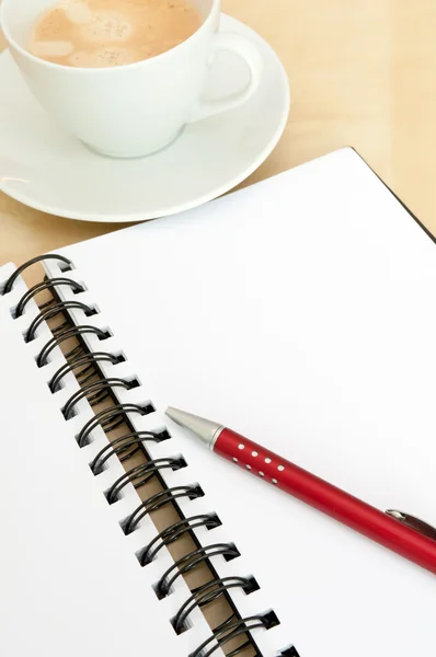 Notizbuch, Kaffee und Kugelschreiber — Stockfoto