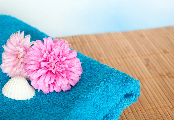 Květiny a ručník — Stock fotografie