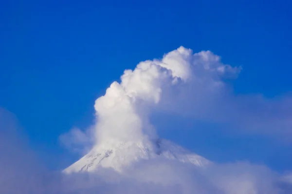 Mooie vulkaan in de winter — Stockfoto