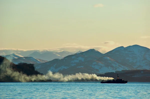 바다에 군 배a katonai hajó a tengeren — 스톡 사진