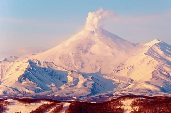 Вулкан, покрытый снегом — стоковое фото