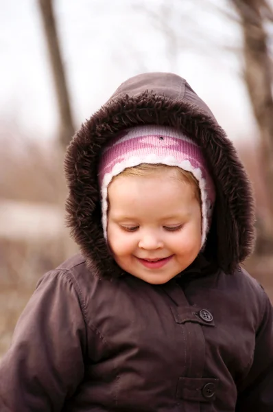 Szczęśliwy ładne dziecko w parku jesień — Zdjęcie stockowe