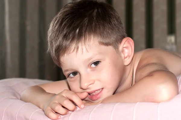 Lachende, schattig vijf-jarige jongen portret — Stockfoto