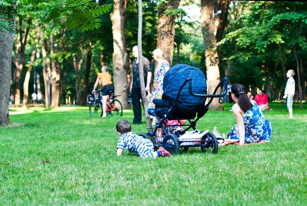 Žena a dítě v parku — Stock fotografie