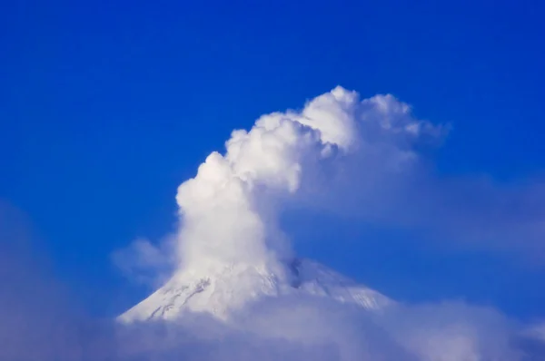 Bellissimo vulcano in inverno — Foto Stock
