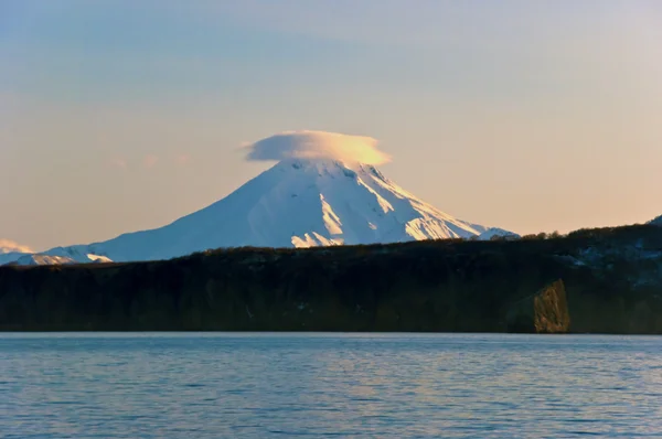 Bellissimo vulcano in inverno — Foto Stock