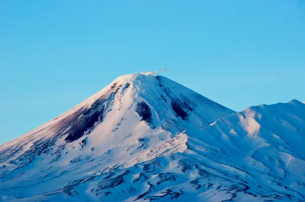 Vulkán hóval Oroszországban — Stock Fotó