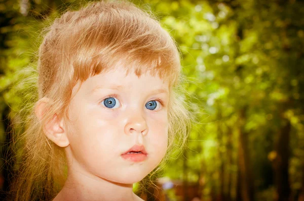 Портрет блондинки маленької дівчинки — стокове фото