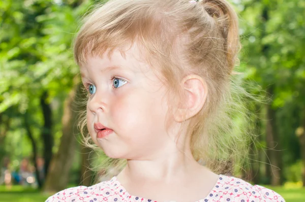Porträt des blonden kleinen Mädchens — Stockfoto