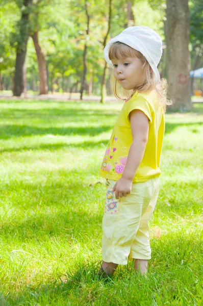 Portret van blond klein meisje — Stockfoto