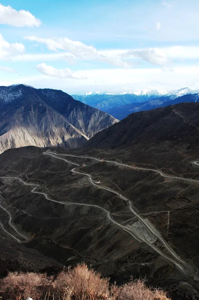 Paysage des routes en zigzag dans les montagnes — Photo