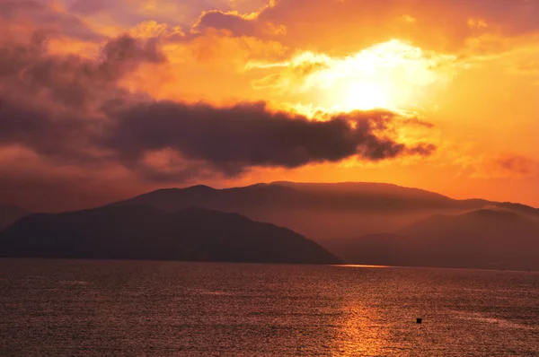Deniz kıyısına güneş doğarken — Stok fotoğraf