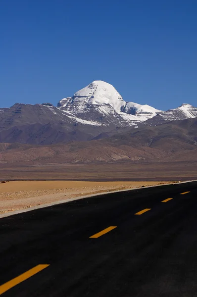 Paysage de montagnes enneigées et d'une route routière — Photo