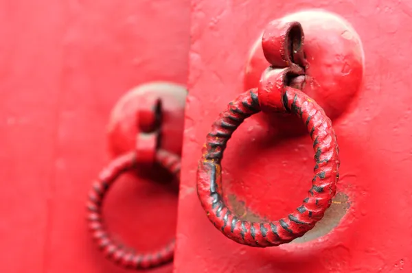 Porta vermelha com maçanetas de ferro — Fotografia de Stock