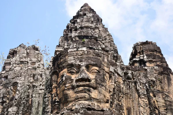 アンコール カンボジアで巨大な仏像 — ストック写真
