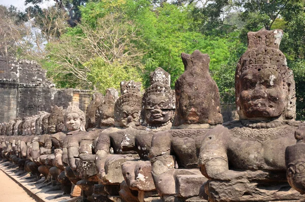 吴哥，柬埔寨在巨佛雕像 — 图库照片