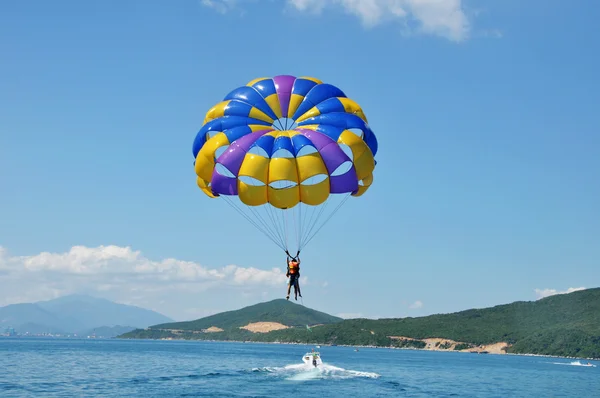 Paragliding on beach — Stock Photo, Image