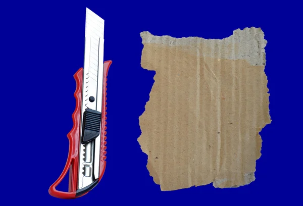 Нож для бумаги и старый картон — стоковое фото
